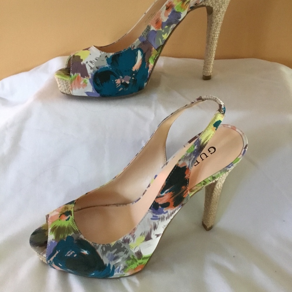 ⬇️ PRICE DROP ⬇️ Beautiful Guess sling backs.